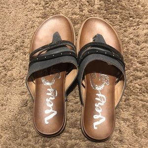 Very G Rose Sandal in Grey